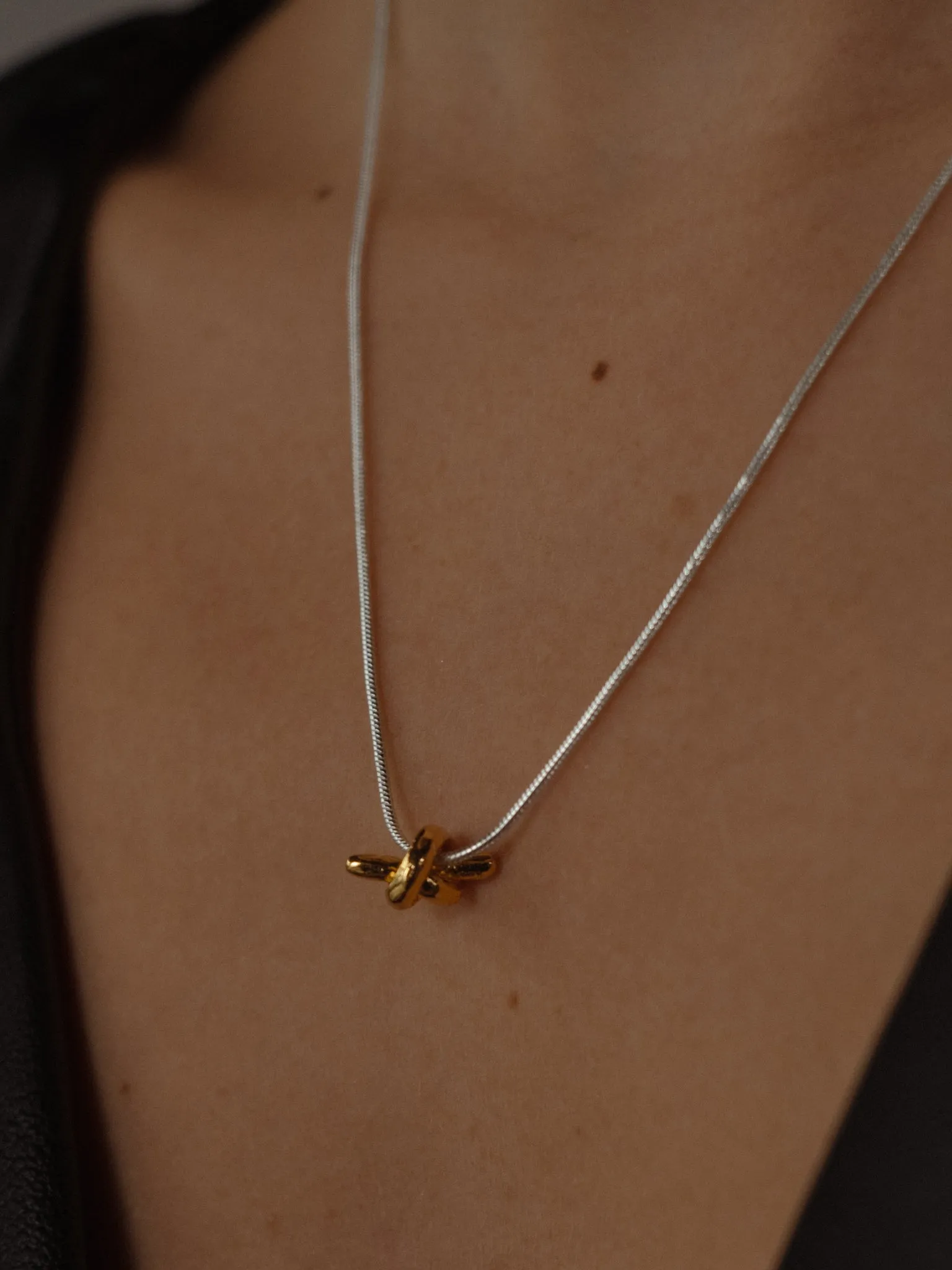 TWIST MINIMAL NECKLACE - GOLD & SILVER